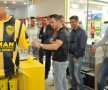 FOTO Jucătorii braşoveni au fost prezenţi la inaugurarea standului oficial al clubului, dintr-un hypermarket