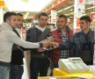 FOTO Jucătorii braşoveni au fost prezenţi la inaugurarea standului oficial al clubului, dintr-un hypermarket