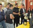 FOTO Jucătorii braşoveni au fost prezenţi la inaugurarea standului oficial al clubului, dintr-un hypermarket