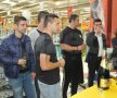 FOTO Jucătorii braşoveni au fost prezenţi la inaugurarea standului oficial al clubului, dintr-un hypermarket