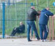 Sătul să i se pună permanent bețe-n roate, Mititelu s-a prăbușit ieri pe iarba de lîngă stadion, unde a zăbovit minute bune, privind în gol // Foto: micapi.ro