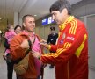Piţi a acordat autografe pe tricourile românilor prezenţi la aeroport