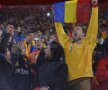 FOTO Entuziaşti şi explozivi » Cei 3.000 de fani români strînşi în sectorul rezervat oaspeţilor nu s-au lăsat copleşiţi de zecile de mii de greci