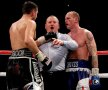 Arbitrul Howard John Foster intervine între Froch şi Groves. El avea să fie "omul negru" al meciului 
