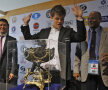 Magnus Carlsen și trofeul de campion mondial, foto: reuters