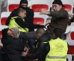 Contrastele fotbalului: sînge şi porumbei » Ultraşii se desfigurează, păsările invadează stadionul