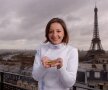 FOTO Cu spada lîngă Tour Eiffel » Ana Maria Brînză a realizat o şedinţă foto inedită la Paris