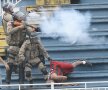 Poliţiştii lansează gaze lacrimogene şi mai salvează un fan // Foto: Reuters