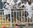 Huliganii l-au înconjurat şi îl lovesc în cap din toate părţile // Foto: Reuters