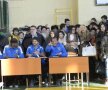 FOTO Acasă la peluza Under 18 » Sute de liceeni i-au aşteptat ieri pe "lupi" în sala de sport a Colegiului "Mihai Viteazul"