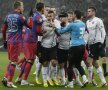 Imediat după ce Kapetanos l-a lovit pe Mureşan, jucătorii celor două formaţii s-au încăierat