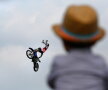 MOTOCICLISM / Un copil admiră saltul spectaculos al unui concurent în Moto Mega Ramp, pe stadionul din Shanghai
