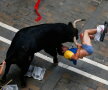 Festivalul San Fermin din Pamplona / Un participant scapă cu greu din coarnele taurului