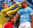FOTBAL / Vincent Kompany de la Manchester City recepţionează în plină figură o intervenţie a lui David De Gea, în meciul cu United