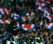 FOTBAL / Selecţionerul Franţei, Didier Deschamps, purtat pe braţe de jucători după calificarea la Mondial