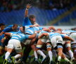 RUGBY / Italianul Martin Castrogiovanni ridică mîna, prins într-o grămadă în partida cu Argentina