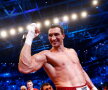 BOX / Vladimir Klitschko sărbătorind victoria în faţa italianului Francesco Pianeta