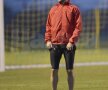 Dragoş Grigore pare plictisit de şedinţa de pregătire