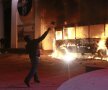 Protestatarii au incendiat un autocar la intrarea în baza
Dinamo Kiev, lîngă un portret al antrenorului Lobanovski