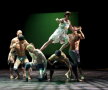 Sfideaza legile fizicii pentru a recrea Statuia Libertăţii din corpurile lor » Pilobolus Dance Theater vine la Bucureşti!