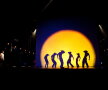 Sfideaza legile fizicii pentru a recrea Statuia Libertăţii din corpurile lor » Pilobolus Dance Theater vine la Bucureşti!