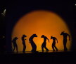 Sfideaza legile fizicii pentru a recrea Statuia Libertăţii din corpurile lor » Pilobolus Dance Theater vine la Bucureşti!