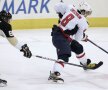 Alex Ovechkin (la puc), urmărit pe gheaţă de rivalul său, canadianul Sidney Crosby