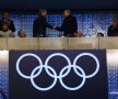 Președintele Rusiei, Vladimir Putin (dreapta) îi strînge mîna Președintelui Comitetului Internațional Olimpic Thomas Bach Foto: Reuters