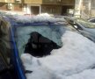 Se topeşte zăpada, aveţi grijă unde parcaţi! Ce a păţit un Logan la 50 de metri de redacţia GSP :S