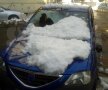 Se topeşte zăpada, aveţi grijă unde parcaţi! Ce a păţit un Logan la 50 de metri de redacţia GSP :S