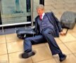 FOTO Arsenal KO, Arsene Wenger în fund » Tehnicianul a alunecat în faţa unui magazin