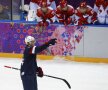 T.J. Oshie sărbătoreşte golul victoriei de ieri, în timp ce pe fundal ruşii au rămas încremeniţi la mantinelă // Foto: Reuters