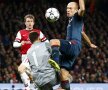 Portarul lui Arsenal, Szczesny, atacă piciorul de sprijin al olandezului. Robben trecuse deja mingea de el // Foto: Reuters