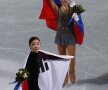 Adelina Sotnikova flutură fericită stagul rusesc. Cu drapelul ţării pe gheaţă, Yuna Kim este, în ochii unora, adevărata campioană olimpciă