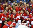Canadienii și medaliile după care au patinat 13 zile // Foto: Reuters