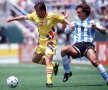 Batistuta (dreapta) îl vînează pe Dorinel Munteanu la World Cup 1994 // Foto: Guliver/GettyImages