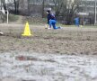 FOTO Ştiinţa a ajuns să se antreneze în noroi, prin bălţi şi supravegheată de cîini vagabonzi