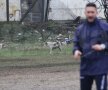 FOTO Ştiinţa a ajuns să se antreneze în noroi, prin bălţi şi supravegheată de cîini vagabonzi