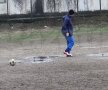 FOTO Ştiinţa a ajuns să se antreneze în noroi, prin bălţi şi supravegheată de cîini vagabonzi