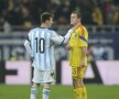 FOTO Reacţie debusolată » Imagini inedite cu Lionel Messi, prins în "războiul" Alexandru Bourceanu vs. Gabi Torje pentru tricou