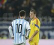 FOTO Reacţie debusolată » Imagini inedite cu Lionel Messi, prins în "războiul" Alexandru Bourceanu vs. Gabi Torje pentru tricou
