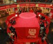 Peste 7.500 de români au admirat trofeul Cupei Mondiale care a fost expus la Bucureşti