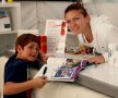 Simona Halep și un mic fan în timpul unei sesiuni de autografe la Indian Wells