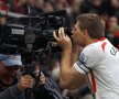 Stevie G, adevăratul căpitan, sărută ecranul camerei TV, spre bucuria fanilor de acasă // Foto: Reuters