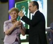 Cornelia Constantinescu, primind în 2009 Trofeul de Excelenţă "Campion pentru România" din partea prim-ministrului de atunci, Emil Boc // Foto: Cristi Preda