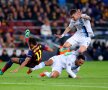Neymar (stînga) se aruncă în iarbă contra lui Man. City, în "optimile" Ligii Campionilor // Foto: Guliver/GettyImages