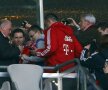 Honess, asaltat de fanii lui Bayern pentru autografe la ultimul meci pe Allianz // Foto: Reuters