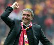 VIDEO şi FOTO Gică Hagi, ovaţionat pe stadionul lui Galatasaray la derby-ul cu Fener!
