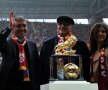 VIDEO şi FOTO Gică Hagi, ovaţionat pe stadionul lui Galatasaray la derby-ul cu Fener!