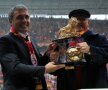 VIDEO şi FOTO Gică Hagi, ovaţionat pe stadionul lui Galatasaray la derby-ul cu Fener!